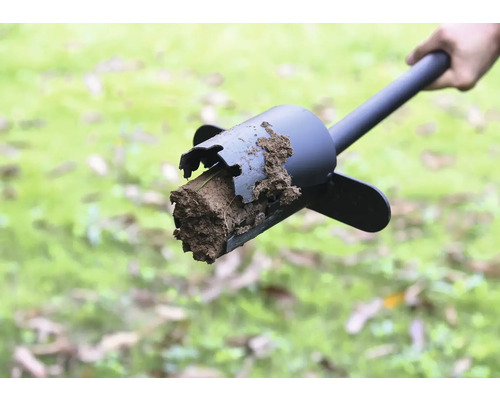 Erdlochbohrer mit Erdreich