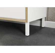 Detailansicht eines Badezimmerschranks mit weißen Füßen.