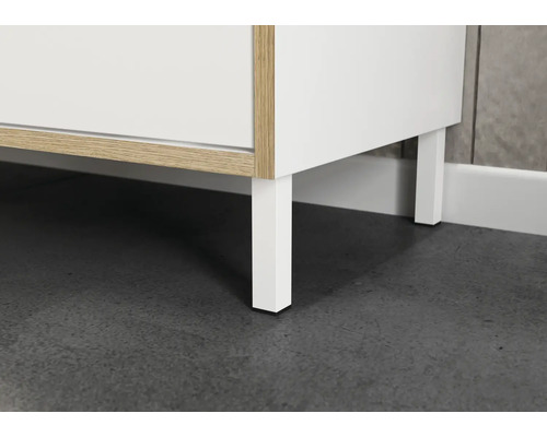 Detailansicht eines Badezimmerschranks mit weißen Füßen.