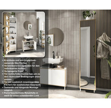 Badezimmer mit Waschtischunterschrank, Spiegelschrank und Spiegel