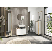 Helles Badezimmer mit Waschtisch, Spiegel, Badezimmerschrank und Dekorationen für eine freundliche Atmosphäre.