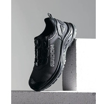 Schwarzer Ardonschuh auf Betonblock