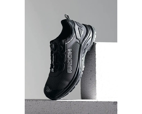 Schwarzer Ardonschuh auf Betonblock