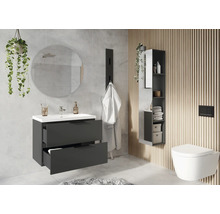 Badezimmer mit Waschtischunterschrank, Spiegelschrank und Wand-WC für eine moderne Einrichtung