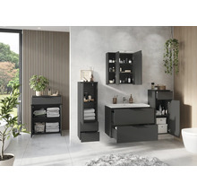 Badezimmer mit Waschtisch, Spiegelschrank und Hochschrank in modernem Design.