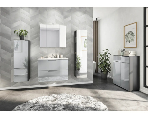 Helles Badezimmer mit Waschtisch, Spiegelschrank, Hochschrank und Kommode für eine organisierte und stilvolle Atmosphäre.