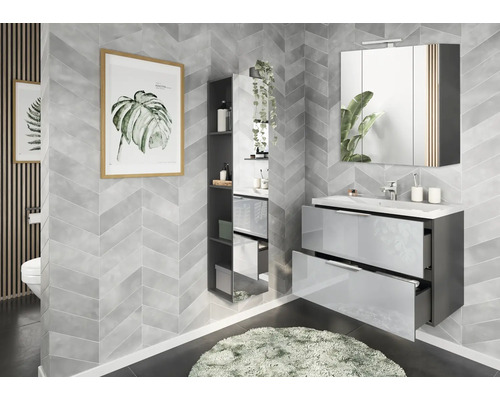 Badezimmer mit Waschtisch, Spiegelschrank und Wandregal vor grau gemusterter Wand