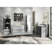 Badezimmer mit Waschtisch, Spiegelschrank und Seitenschrank für ein organisiertes Ambiente