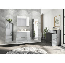 Modernes Badezimmer mit Waschtisch, Spiegelschrank, Hochschrank und Kommode in Grau und Weiß