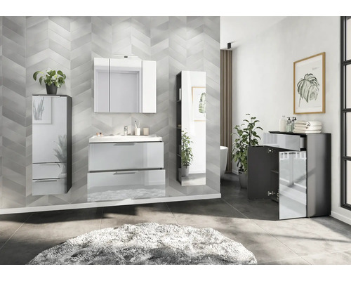 Modernes Badezimmer mit Waschtisch, Spiegelschrank, Hochschrank und Kommode in Grau und Weiß