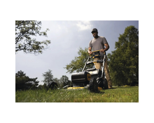 Ein Mann mäht Rasen mit einem Rasenmäher der Marke DeWalt.