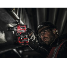 Ein Arbeiter benutzt einen Akku-Schlagschrauber von Einhell für Montagearbeiten.