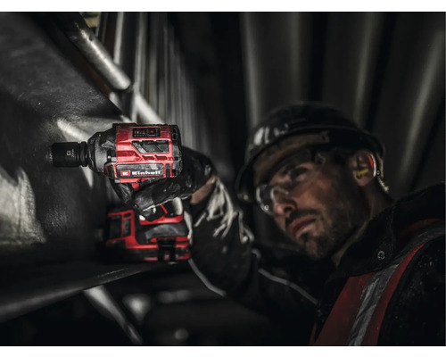 Ein Arbeiter benutzt einen Akku-Schlagschrauber von Einhell für Montagearbeiten.