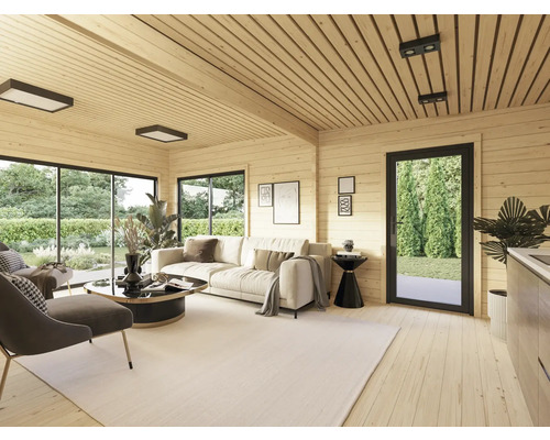 Wohnzimmer mit Holzvertäfelung, Sofa, Sesseln, Teppich und Fenstern