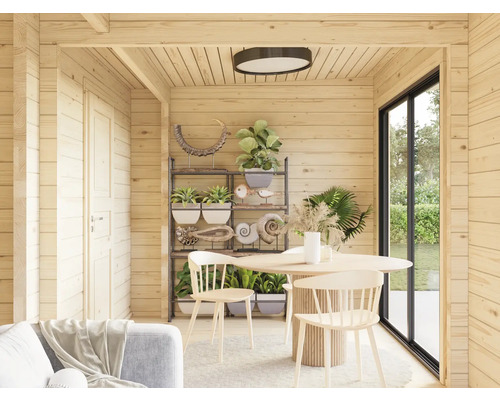 Helles Interieur mit Holzwänden, Esstisch und Dekorationen