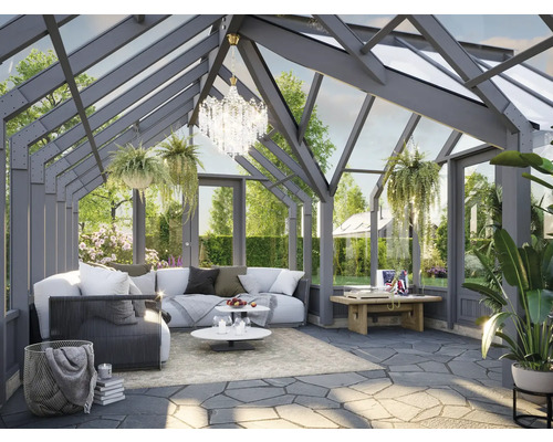 Wintergarten mit Sitzgruppe, Tisch und dekorativen Pflanzen.