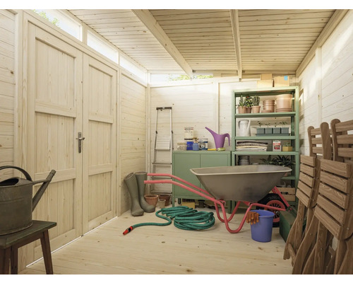 Gartenschuppen Innenraum mit Gartengeräten, Regal und Leiter