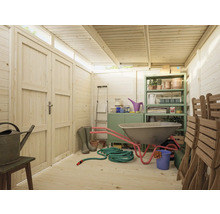 Gartenhaus Innenansicht mit Gartengeräten, Möbeln und Regalen zur Aufbewahrung