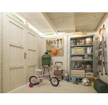 Innenansicht eines Gartenschuppens mit Regalen, Werkzeugen, Grill, Kinderfahrrad und Gartenzubehör