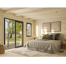 Holzhaus Schlafzimmer mit Bett, Teppich und Terrassentür