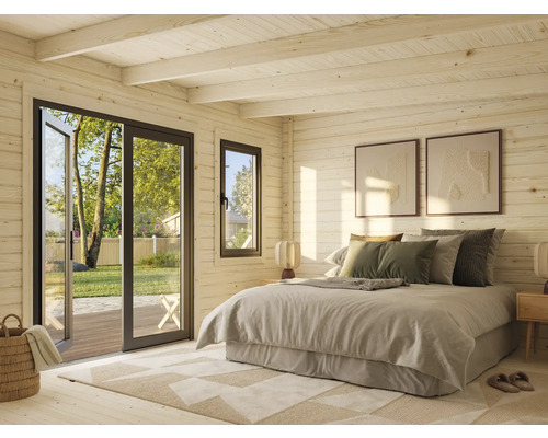 Holzhaus Schlafzimmer mit Bett, Fenster und Terrassentür