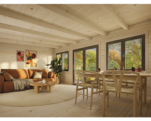 Holzhaus-Interieur mit Sofa, Tisch und Stühlen vor Fenstern