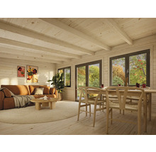 Innenansicht eines Holzhauses mit Wohnbereich und Essbereich, inklusive Sofa, Tisch und Stühlen