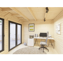 Innenansicht eines Gartenhauses, das als Büro mit Schreibtisch, Stuhl und Büromaterialien eingerichtet ist