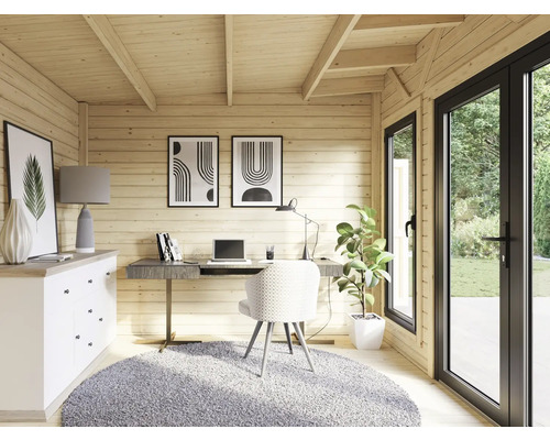 Holzgartenhaus mit Schreibtisch, Stuhl, Kommode und Fenstern für den Garten.