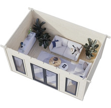 Innenansicht eines hellen Gartenhauses mit Fenstern und Doppeltür, ausgestattet mit Sofa, Sesseln und Pflanzen.