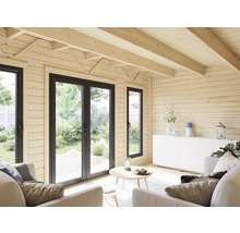 Heller Wohnraum mit Holzhauscharakter, ausgestattet mit Fenstern, Doppeltür, Sofa und Sideboard