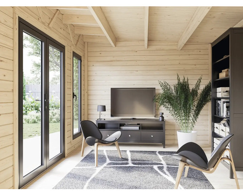 Helles Holzzimmer mit Fernseher, Möbeln, großem Fenster und Bücherregal