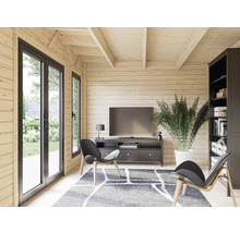 Innenraum eines Holzhauses mit Möbeln und Fenstern