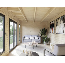 Helles Blockhaus Interieur mit Sofa, Tisch und Dekoration