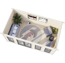 Innenansicht eines Gartenhauses mit Sofa, Sesseln, Tisch und Dekoration