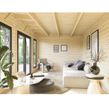 Innenansicht eines Holzhauses mit Fenstern, Tür, Couch und Sessel