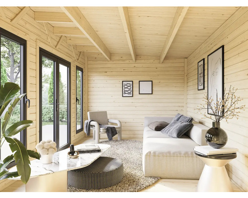 Innenansicht eines Holzhauses mit Fenstern, Tür, Couch und Sessel