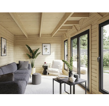 Holzgartenhaus Innenansicht mit Möbeln und Dekoration