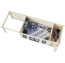 Innenansicht eines Gartenhauses mit Büro, Sitzecke und Lagerraum.