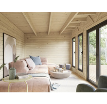 Innenansicht eines Gartenhauses mit Sofa, Tisch und Fenstern