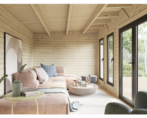 Innenansicht eines Gartenhauses mit Holzverkleidung, Sofa und Fenstern.