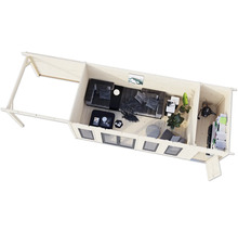 Draufsicht eines eingerichteten Gartenhauses mit Möbeln und Geräten