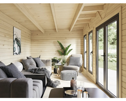 Holzhaus-Interieur mit Wohnbereich, Möbeln und Fenstern für natürliches Licht