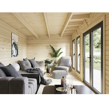 Innenansicht eines modernen Holzhauses mit Wohnbereich, Möbeln und großen Fenstern