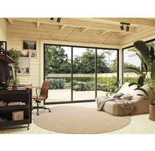 Helles Arbeitszimmer mit Schreibtisch, Bürostuhl, Regalen, Sofa und Blick in den Garten