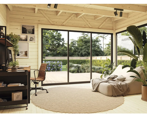 Modernes Arbeitszimmer mit Schreibtisch, Bürostuhl, Regalen, Teppich, Sitzsack und großen Fenstern mit Blick auf den Garten.