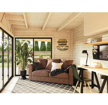 Wohnzimmer mit Sofa, Schreibtisch und Dekoration in einem Holzhaus.