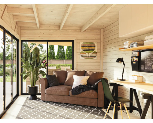 Helles Wohnzimmer mit braunem Sofa, Schreibtisch und Zimmerpflanze