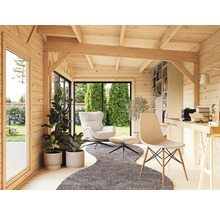 Innenansicht eines Gartenhauses mit Bürobereich, Sesseln, Teppich und Pflanzen.