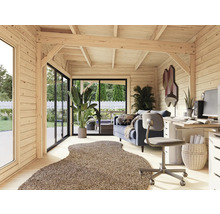 Inneneinrichtung eines hellen Gartenhauses mit Büro und Wohnbereich